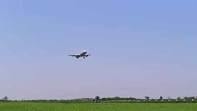 飞机起飞降落飞行实拍视频的预览图
